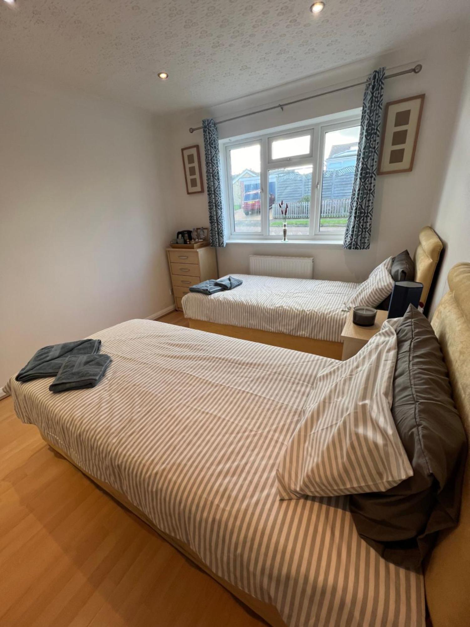 Twin Room At The Bungalow With Shared Shower Room Kettering Eksteriør bilde