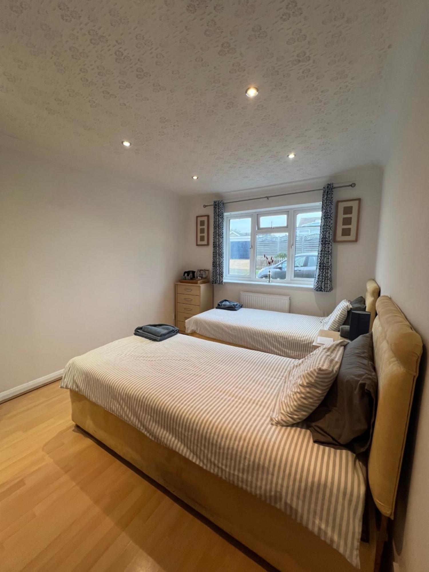 Twin Room At The Bungalow With Shared Shower Room Kettering Eksteriør bilde