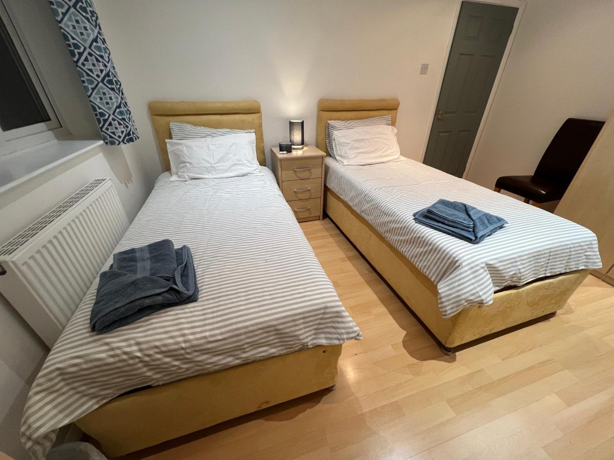 Twin Room At The Bungalow With Shared Shower Room Kettering Eksteriør bilde