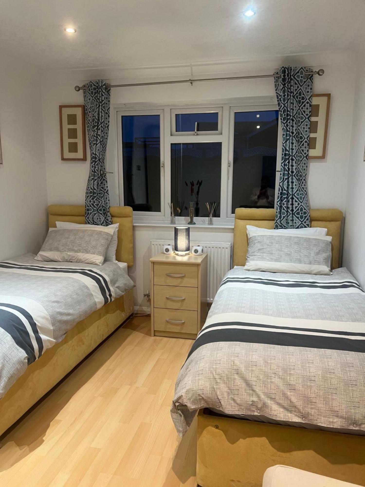 Twin Room At The Bungalow With Shared Shower Room Kettering Eksteriør bilde