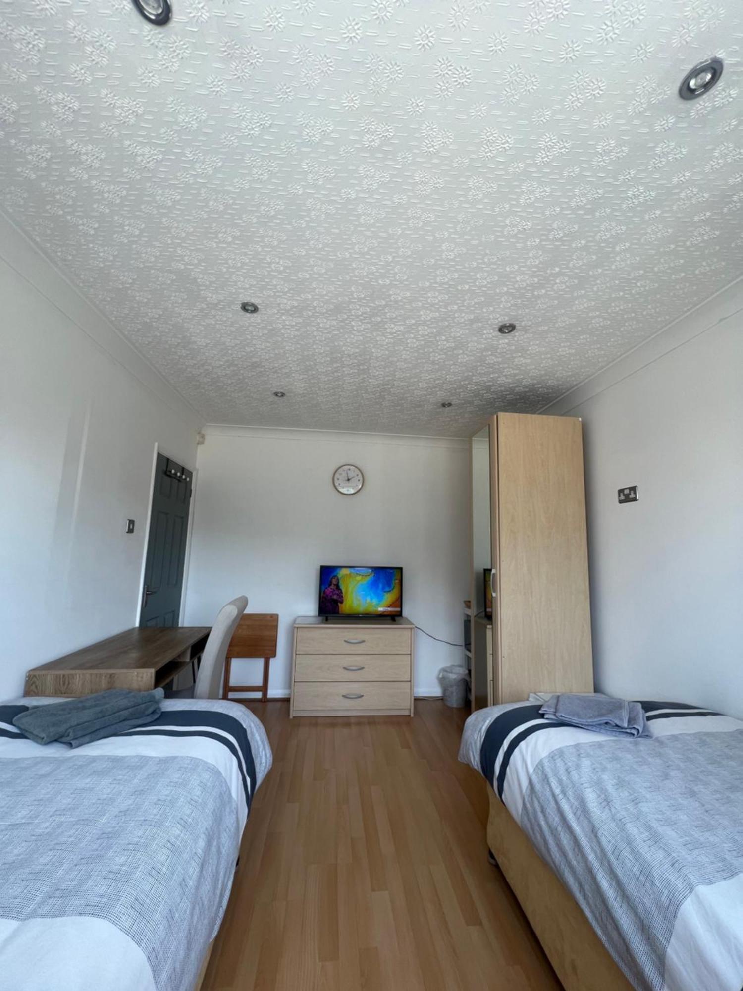 Twin Room At The Bungalow With Shared Shower Room Kettering Eksteriør bilde